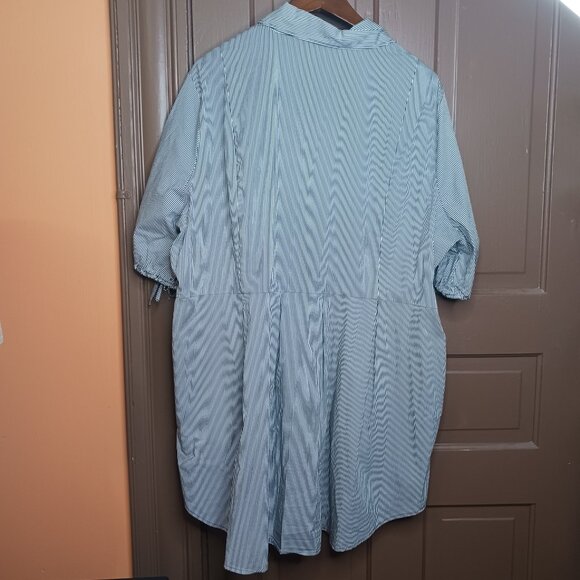 Lane Bryant Women's Button Down Short Sleeve Shirt/ Top size 24 - Picture 3 of 10